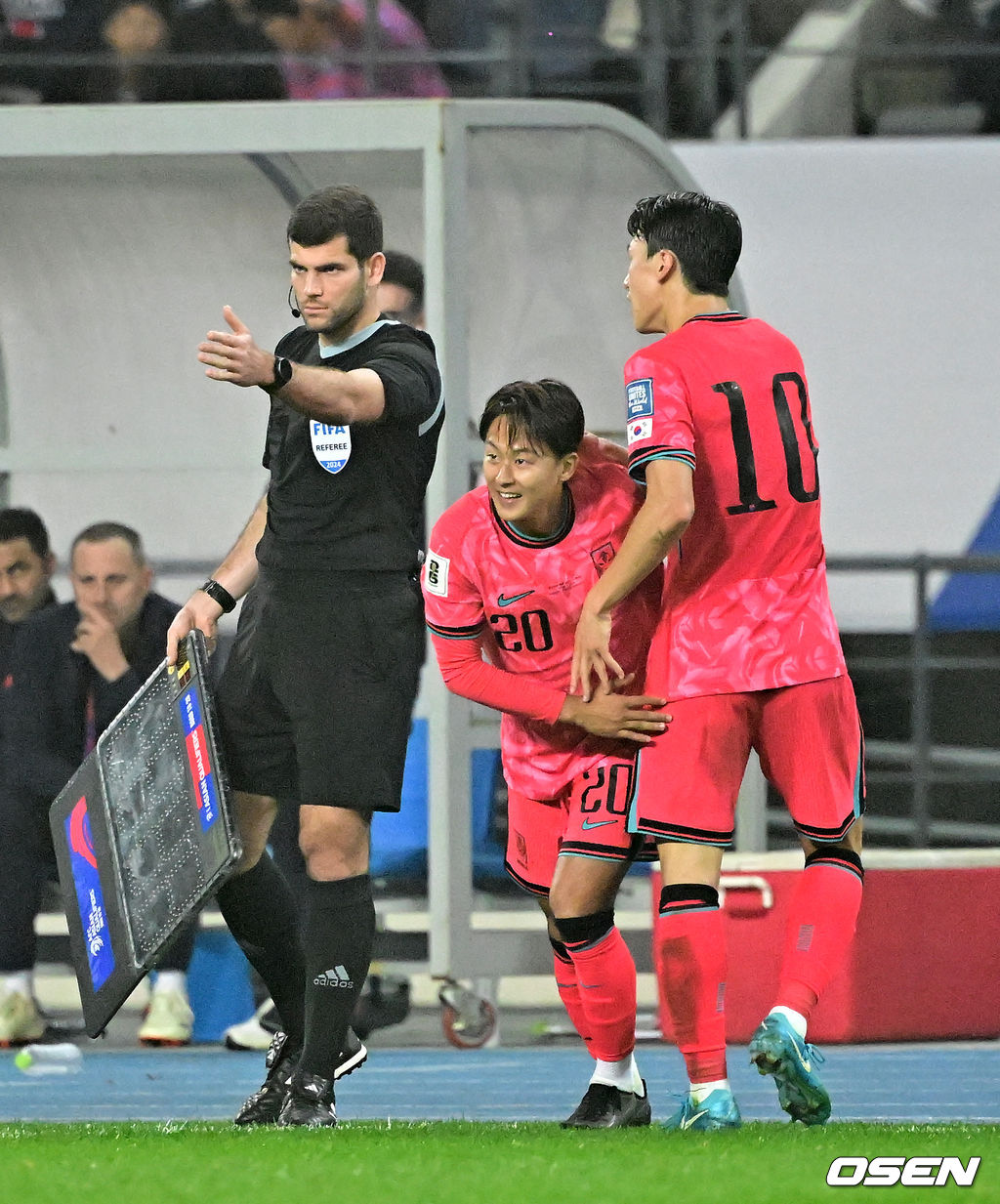 한국이 홈에서 시원한 승리를 거뒀다.홍명보 감독이 이끄는 한국 축구대표팀은 15일 오후 8시 용인미르스타디움에서 이라크와 2026 국제축구연맹(FIFA) 북중미월드컵 아시아지역 3차예선 B조 4차전을 치러 3-2로 이겼다.한국은 3승 1무, 승점 10을 기록하며 조 1위를 유지했다. 이라크는 2승 1무 1패, 승점 7로 2위. 3차 예선 1, 2위 팀은 북중미월드컵 본선 직행 티켓을 확보하는 가운데, 한국이 유리한 고지를 점했다.후반 대한민국 이승우가 교체 투입되고 있다. 2024.10.15 / jpnews@osen.co.kr