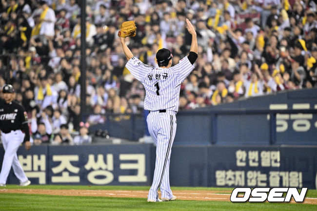 11일 서울 잠실야구장에서 ‘2024 신한 SOL뱅크 KBO 포스트시즌’ 준플레이오프 5차전 LG 트윈스와 KT 위즈의 경기가 열렸다.LG는 임찬규, KT는 엄상백을 5차전 선발 투수로 내세웠다.6회초 2사 LG 선발 임찬규가 KT 로하스를 땅볼로 처리한 뒤 기뻐하고 있다. 2024.10.11 /cej@osen.co.kr