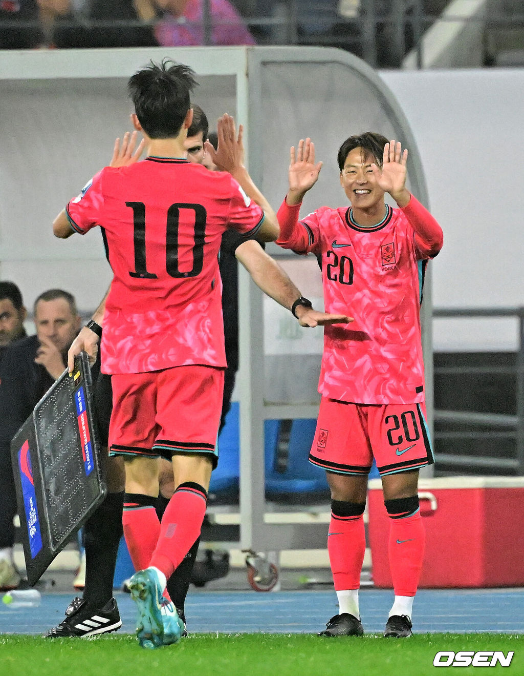 한국이 홈에서 시원한 승리를 거뒀다.홍명보 감독이 이끄는 한국 축구대표팀은 15일 오후 8시 용인미르스타디움에서 이라크와 2026 국제축구연맹(FIFA) 북중미월드컵 아시아지역 3차예선 B조 4차전을 치러 3-2로 이겼다.한국은 3승 1무, 승점 10을 기록하며 조 1위를 유지했다. 이라크는 2승 1무 1패, 승점 7로 2위. 3차 예선 1, 2위 팀은 북중미월드컵 본선 직행 티켓을 확보하는 가운데, 한국이 유리한 고지를 점했다.후반 대한민국 이승우가 교체 투입돼 경기를 펼치고 있다. 2024.10.15 / jpnews@osen.co.kr