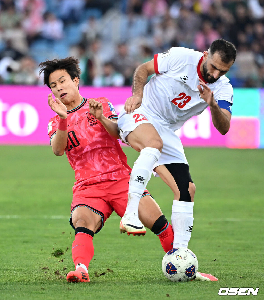 10일 오후(한국시간) 요르단 암만 국제경기장에서 2026 국제축구연맹(FIFA) 북중미월드컵 아시아 3차 예선 B조 3차전 한국과 요르단의 경기가 열렸다.다득점에서 앞선 요르단(1승1무, 4골)이 조 선두, 한국(1승1무, 3골)은 2위다. 한국이 조 선두를 탈환하려면 반드시 요르단을 잡아야 한다.전반 한국 엄지성이 요르단 에흐산 하다드와 충돌하고 있다. 2024.10.10 /spjj@osen.co.kr