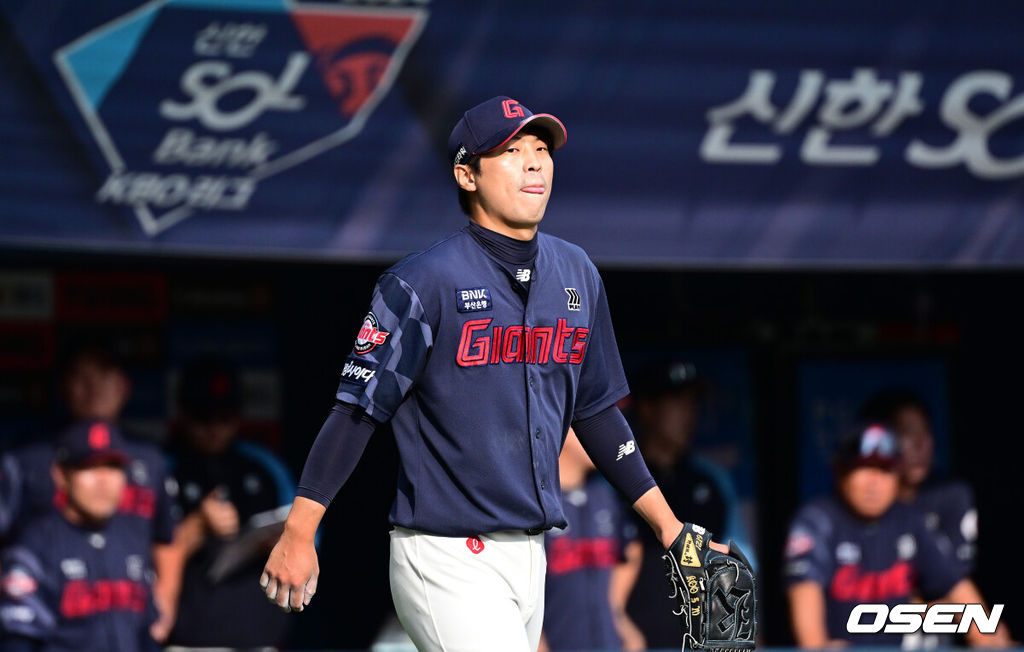 1일 오후 서울 잠실야구장에서 ‘2024 신한은행 SOL Bank KBO리그’ 두산 베어스와 롯데 자이언츠의 경기가 열렸다.이날 홈팀 두산은 조던 발라조빅, 방문팀 롯데는 박세웅을 선발로 내세웠다.7회말 2사 만루 상황 두산 정수빈에게 동점 2타점 적시타를 내준 롯데 투수 구승민이 아쉬워하고 있다. 2024.09.01 / dreamer@osen.co.kr