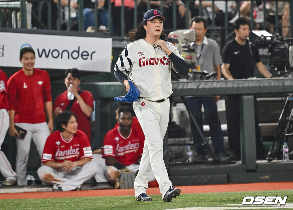 7일 부산 사직야구장에서 2024 신한 SOL 뱅크 KBO 리그 롯데 자이언츠와 SSG 랜더스의 경기가 열렸다. 홈팀 롯데는 박세웅이 선발 출전하고 SSG는 앤더슨이 선발 출전했다.롯데 자이언츠 김원중이 9회초 1사 만루 SSG 랜더스 추신수에게 동점 1타점 우익수 희생플라이를 맞고 아쉬워하고 있다. 2024.09.07 / foto0307@osen.co.kr