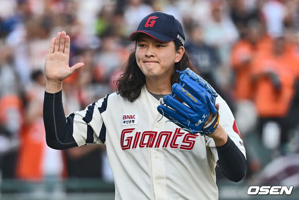 14일 부산 사직야구장에서 2024 신한 SOL 뱅크 KBO 리그 롯데 자이언츠와 한화 이글스의 경기가 열렸다. 홈팀 롯데는 반즈가 선발 출전하고 한화는 이상규가 선발 출전했다.롯데 자이언츠 김원중이 8회초 1사 1,3루 한화 이글스 유로결을 유격수 병살타로 잡고 환호하고 있다. 2024.09.14 / foto0307@osen.co.kr