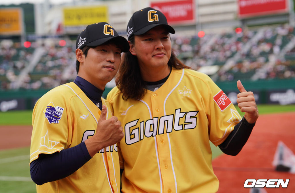 15일 부산 사직구장에서 2023 신한은행 SOL KBO 올스타전 드림과 나눔의  경기가 열렸다. 롯데 구승민과 김원중이 기념촬영을 하고 있다. 2023.07.15 / foto0307@osen.co.kr