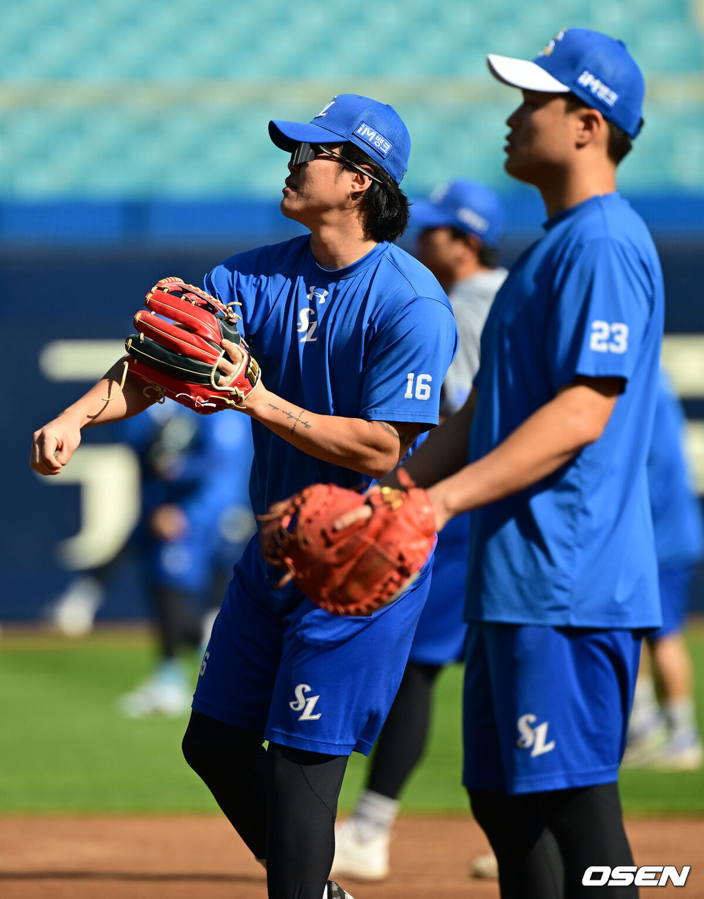 13일 오후 대구 삼성라이온즈파크에서 2024 신한 SOL뱅크 KBO 포스트시즌 플레이오프 1차전 삼성 라이온즈와 LG 트윈스의 경기가 열린다. 이날 삼성은 례예스를, LG는 최원태를 선발 투수로 내세운다.경기 시작에 앞서 삼성 류지혁이 훈련을 하고 있다. 2024.10.13 / ksl0919@osen.co.kr