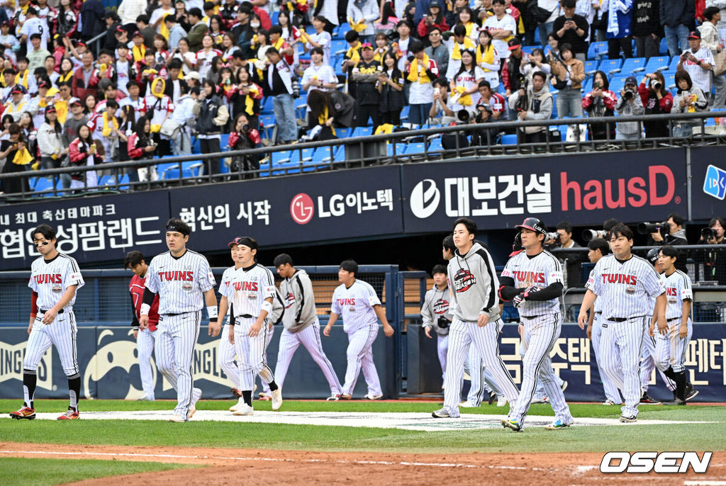 프로야구 삼성 라이온즈가 LG 트윈스를 꺾고 한국시리즈에 진출했다.프로야구 삼성은 19일 서울 잠실구장에서 열린 2024 KBO리그 포스트시즌 플레이오프(5전 3선승제) 4차전 LG와 경기에서 1-0으로 승리했다. 1~2차전을 승리한 삼성은 시리즈 전적 3승 1패를 기록, 2015년 이후 9년 만에 한국시리즈(7전 4선승제)에 진출했다. 경기 종료 후 LG 선수들이 패배에 아쉬운 표정을 짓고 있다. 2024.10.19 / sunday@osen.co.kr