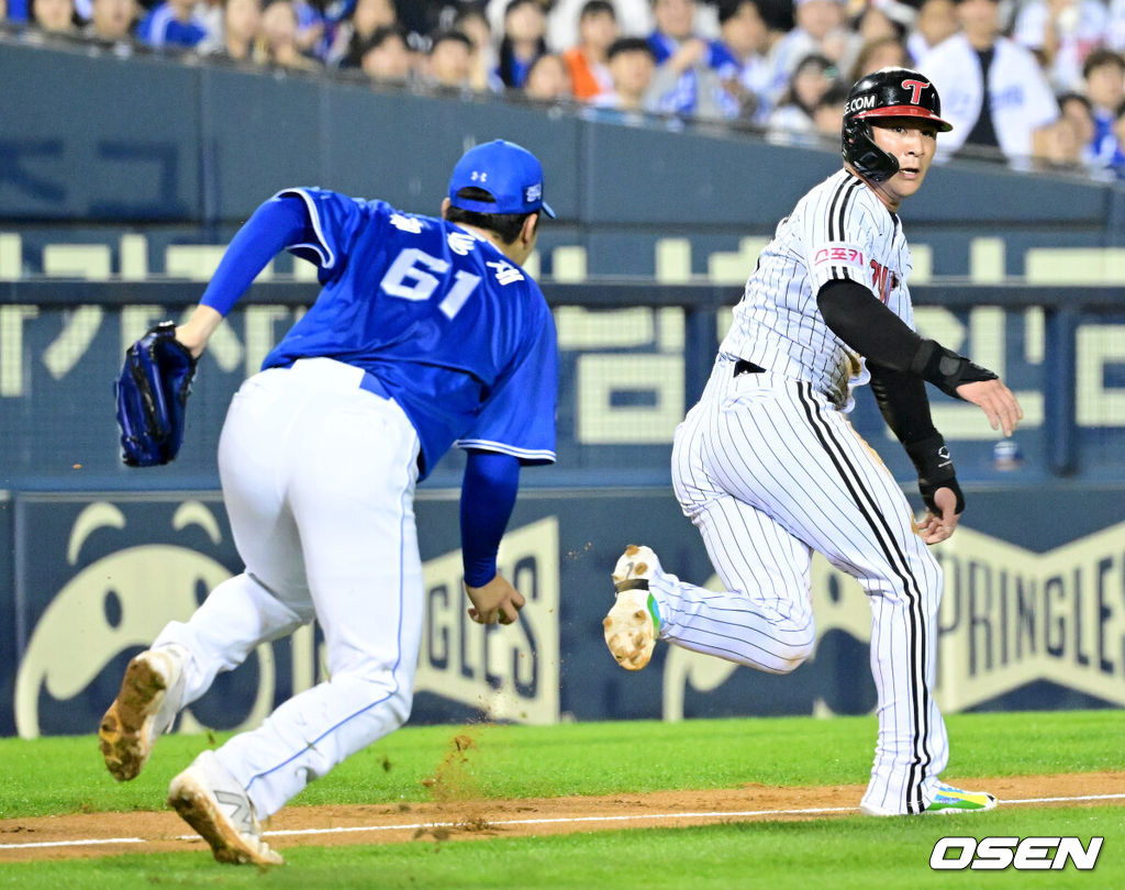 17일 서울 잠실야구장에서 ‘2024 신한 SOL뱅크 KBO 포스트시즌’ 플레이오프 3차전 LG 트윈스와 삼성 라이온즈의 경기가 열렸다.LG는 임찬규, 삼성은 황동재를 3차전 선발 투수로 내세웠다.2회말 1사 3루 상황 LG 박동원의 내야 땅볼 때 런다운 플레이에 걸린 3루 주자 오지환이 삼성 선발 황동재의 태그를 피해 달리고 있다. 2024.10.17 / dreamer@osen.co.kr