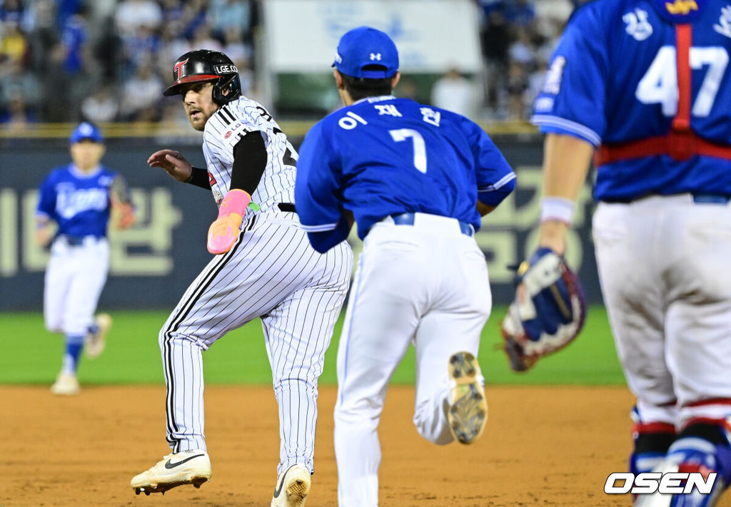 17일 서울 잠실야구장에서 ‘2024 신한 SOL뱅크 KBO 포스트시즌’ 플레이오프 3차전 LG 트윈스와 삼성 라이온즈의 경기가 열렸다.LG는 임찬규, 삼성은 황동재를 3차전 선발 투수로 내세웠다.4회말 무사 1루 상황 LG 김현수 타석 때 주자 오스틴이 견제에 걸려 태그를 피해 달리고 있다. 2024.10.17 / dreamer@osen.co.kr