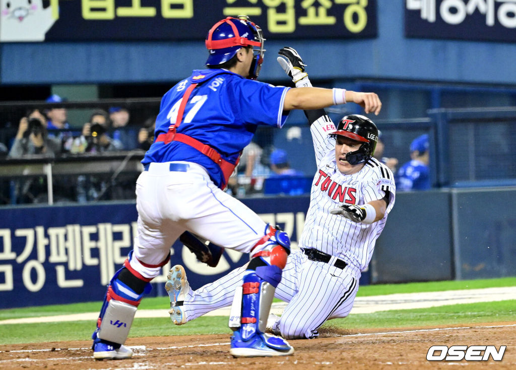 17일 서울 잠실야구장에서 ‘2024 신한 SOL뱅크 KBO 포스트시즌’ 플레이오프 3차전 LG 트윈스와 삼성 라이온즈의 경기가 열렸다.LG는 임찬규, 삼성은 황동재를 3차전 선발 투수로 내세웠다.5회말 1사 1, 3루 상황 LG 홍창기의 선제 1타점 희생플라이 때  3루 주자 박동원이 홈으로 태그업 해 슬라이딩, 세이프되고 있다. 2024.10.17 / dreamer@osen.co.kr