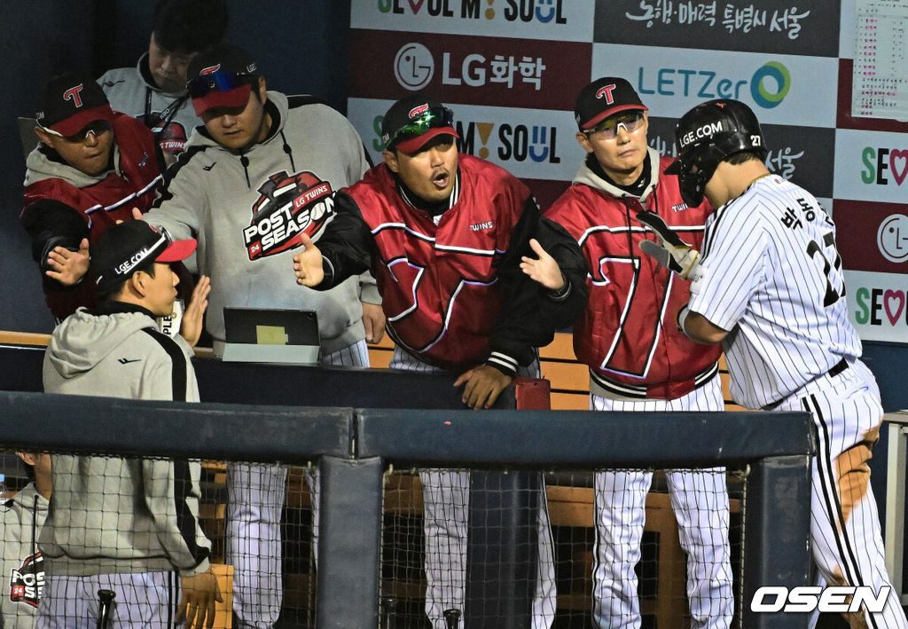 17일 서울 잠실야구장에서 ‘2024 신한 SOL뱅크 KBO 포스트시즌’ 플레이오프 3차전 LG 트윈스와 삼성 라이온즈의 경기가 열렸다.LG는 임찬규, 삼성은 황동재를 3차전 선발 투수로 내세웠다.5회말 1사 1,3루에서 LG 박동원이 홍창기의 좌익수 플라이에 득점에 성공하며 염경엽 감독과 하이파이브를 하고 있다. 2024.10.17 / jpnews@osen.co.kr