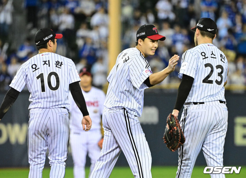 17일 서울 잠실야구장에서 ‘2024 신한 SOL뱅크 KBO 포스트시즌’ 플레이오프 3차전 LG 트윈스와 삼성 라이온즈의 경기가 열렸다.LG는 임찬규, 삼성은 황동재를 3차전 선발 투수로 내세웠다.6회초 1사 주자없는 상황 LG 선발 임찬규가 마운드를 내려가며 야수들과 인사를 전하고 있다. 2024.10.17 / dreamer@osen.co.kr