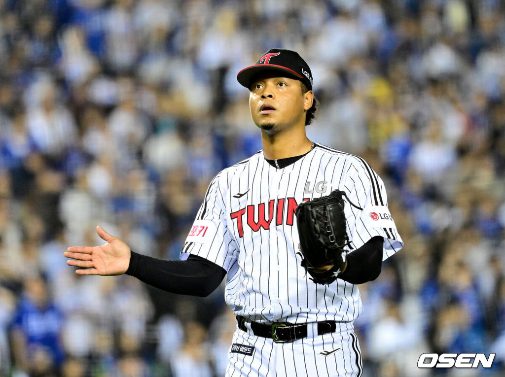 17일 서울 잠실야구장에서 ‘2024 신한 SOL뱅크 KBO 포스트시즌’ 플레이오프 3차전 LG 트윈스와 삼성 라이온즈의 경기가 열렸다.LG는 임찬규, 삼성은 황동재를 3차전 선발 투수로 내세웠다.7회초 2사 3루 상황 삼성 이재현을 외야 뜬공으로 이끈 LG 에르난데스가 더그아웃으로 향하며 기뻐하고 있다. 2024.10.17 / dreamer@osen.co.kr