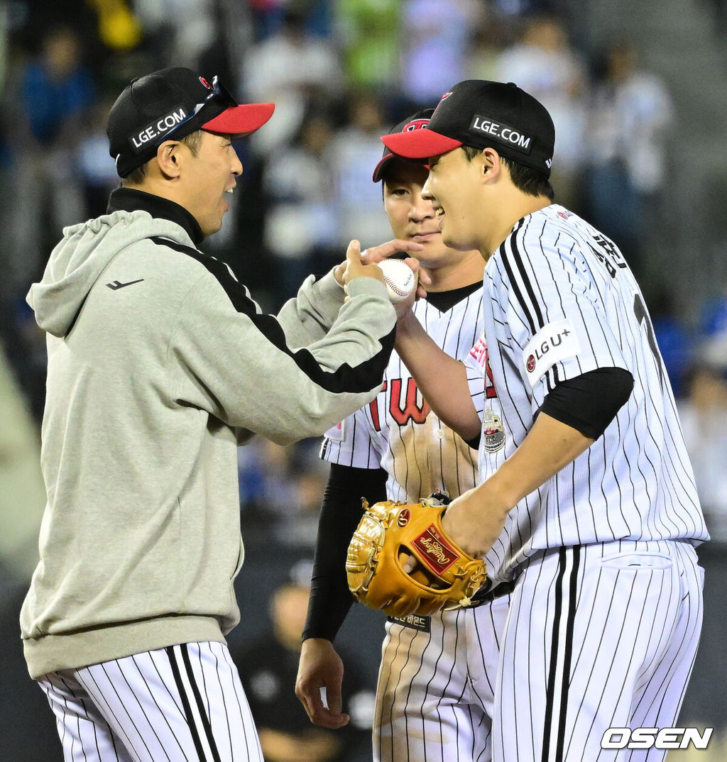 17일 서울 잠실야구장에서 ‘2024 신한 SOL뱅크 KBO 포스트시즌’ 플레이오프 3차전 LG 트윈스와 삼성 라이온즈의 경기가 열렸다.LG는 임찬규, 삼성은 황동재를 3차전 선발 투수로 내세웠다.6회초 1사 주자없는 상황 LG 선발 임찬규가 마운드를 김광삼 코치와 대화를 나누고 있다. 2024.10.17 / dreamer@osen.co.kr