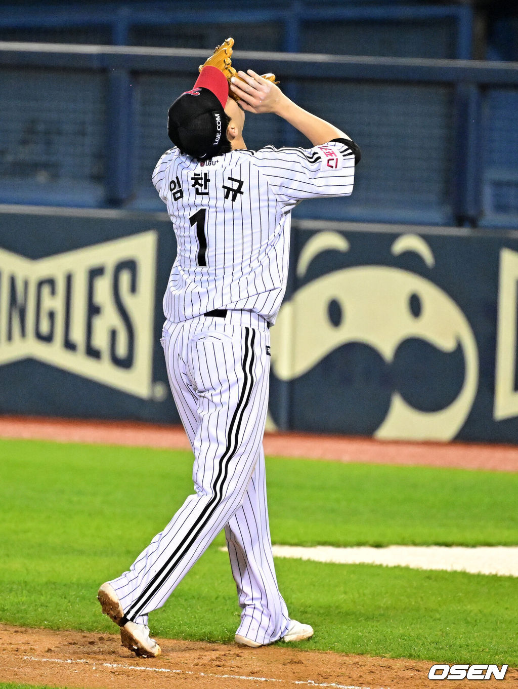 17일 서울 잠실야구장에서 ‘2024 신한 SOL뱅크 KBO 포스트시즌’ 플레이오프 3차전 LG 트윈스와 삼성 라이온즈의 경기가 열렸다.LG는 임찬규, 삼성은 황동재를 3차전 선발 투수로 내세웠다.5회초 수비를 마친 LG 임찬규가 세리머니를 하고 있다. 2024.10.17 / jpnews@osen.co.kr