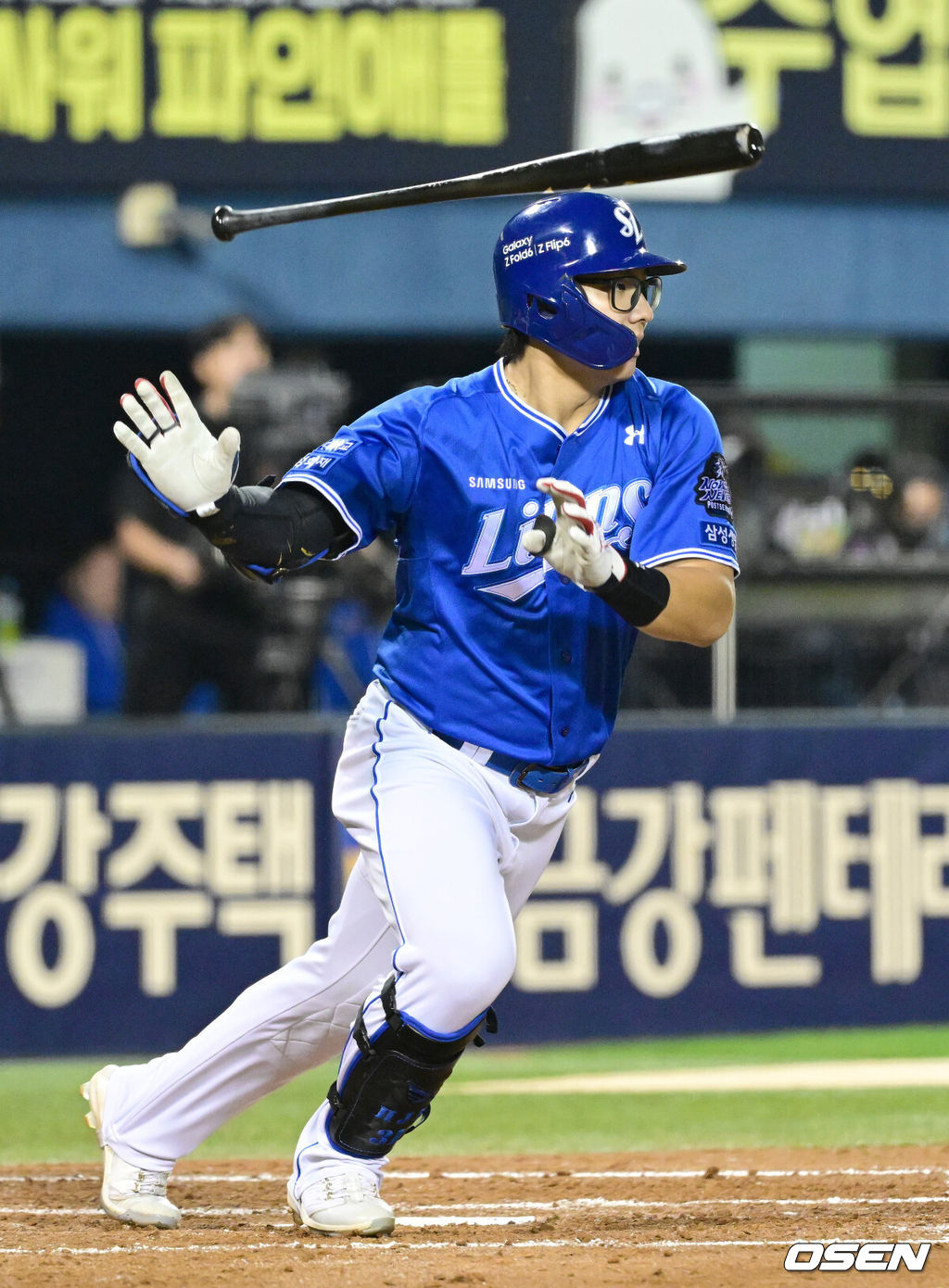 17일 서울 잠실야구장에서 ‘2024 신한 SOL뱅크 KBO 포스트시즌’ 플레이오프 3차전 LG 트윈스와 삼성 라이온즈의 경기가 열렸다.LG는 임찬규, 삼성은 황동재를 3차전 선발 투수로 내세웠다.4회초 1사 주자없는 상황 삼성 윤정빈이 안타를 날리고 있다. 2024.10.17 / dreamer@osen.co.kr