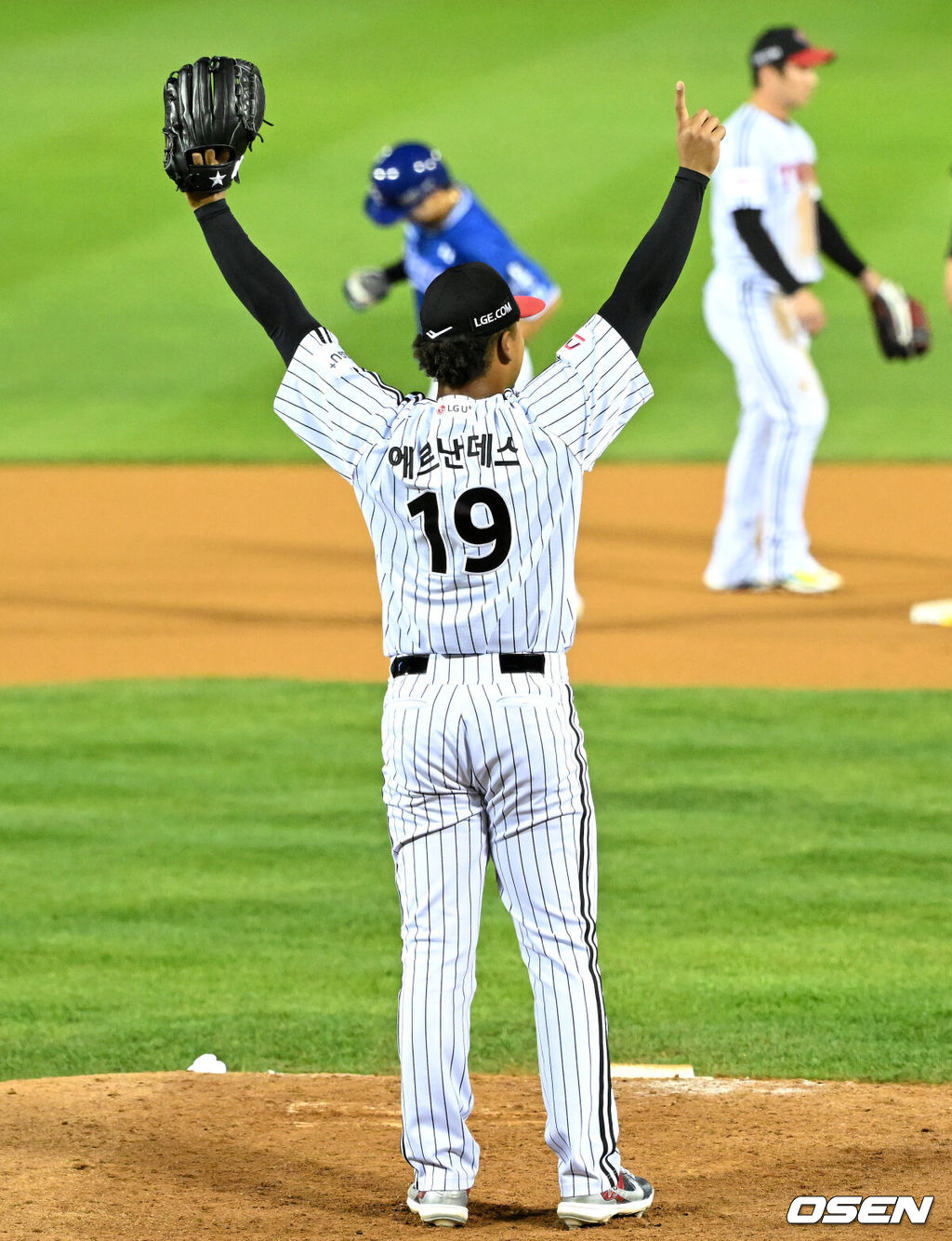 17일 서울 잠실야구장에서 ‘2024 신한 SOL뱅크 KBO 포스트시즌’ 플레이오프 3차전 LG 트윈스와 삼성 라이온즈의 경기가 열렸다.LG는 임찬규, 삼성은 황동재를 3차전 선발 투수로 내세웠다.6회초 1사에서 LG 에르난데스가 홍창기의 멋진 수비에 환호하고 있다. 2024.10.17 / sunday@osen.co.kr