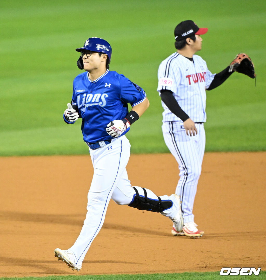 17일 서울 잠실야구장에서 ‘2024 신한 SOL뱅크 KBO 포스트시즌’ 플레이오프 3차전 LG 트윈스와 삼성 라이온즈의 경기가 열렸다.LG는 임찬규, 삼성은 황동재를 3차전 선발 투수로 내세웠다.6회초 1사에서 삼성 윤정빈이 외야플라이로 물러나며 아쉬워하고 있다. 2024.10.17 / sunday@osen.co.kr