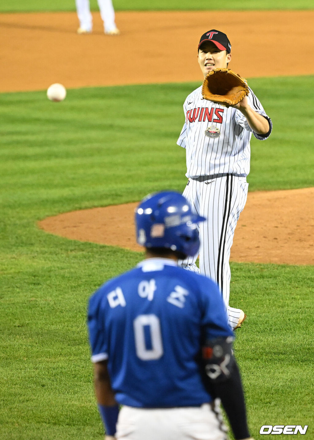 17일 서울 잠실야구장에서 ‘2024 신한 SOL뱅크 KBO 포스트시즌’ 플레이오프 3차전 LG 트윈스와 삼성 라이온즈의 경기가 열렸다.LG는 임찬규, 삼성은 황동재를 3차전 선발 투수로 내세웠다.4회초 1사 LG 임찬규가 삼성 디아즈에게 파울 홈런을 허용하고 안도의 미소를 짓고 있다. 2024.10.17 / sunday@osen.co.kr