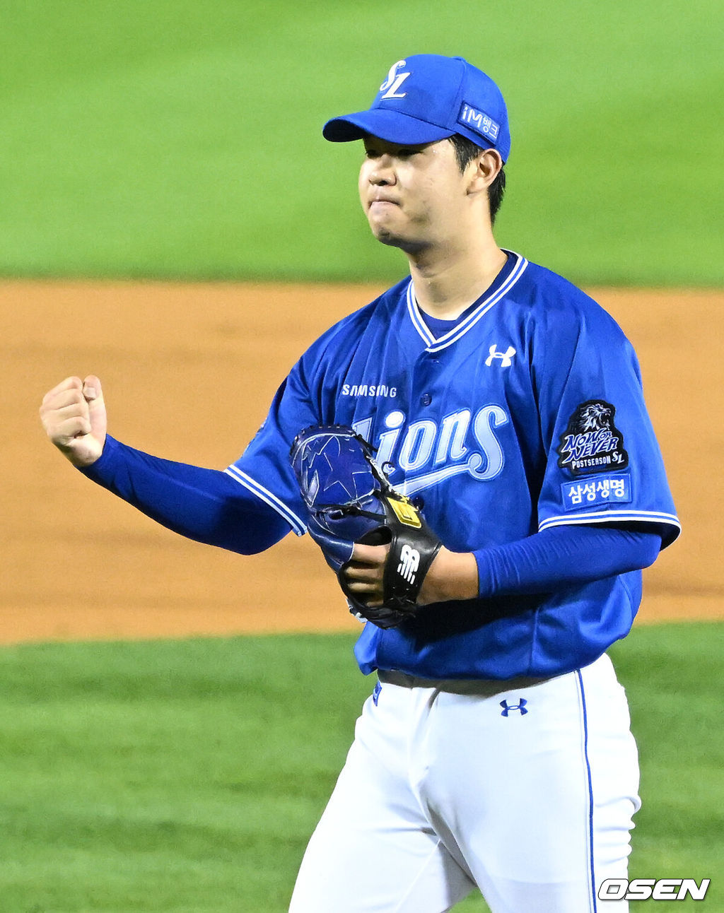 17일 서울 잠실야구장에서 ‘2024 신한 SOL뱅크 KBO 포스트시즌’ 플레이오프 3차전 LG 트윈스와 삼성 라이온즈의 경기가 열렸다.LG는 임찬규, 삼성은 황동재를 3차전 선발 투수로 내세웠다.3회말 1사 1루에서 삼성 황동재가 LG 신민재를 병살타로 처리하고 환호하고 있다. 2024.10.17 / sunday@osen.co.kr