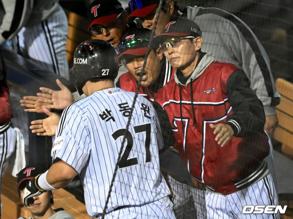 17일 서울 잠실야구장에서 ‘2024 신한 SOL뱅크 KBO 포스트시즌’ 플레이오프 3차전 LG 트윈스와 삼성 라이온즈의 경기가 열렸다.LG는 임찬규, 삼성은 황동재를 3차전 선발 투수로 내세웠다.5회말 1사 1,3루에서 LG 홍창기의 희생 플라이 때 득점한 3루주자 박동원이 더그아웃에서 염경엽 감독의 축하를 받고 있다. 2024.10.17 / sunday@osen.co.kr