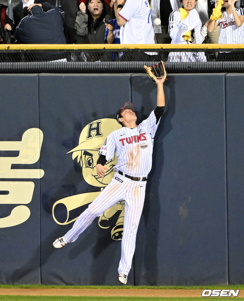 17일 서울 잠실야구장에서 ‘2024 신한 SOL뱅크 KBO 포스트시즌’ 플레이오프 3차전 LG 트윈스와 삼성 라이온즈의 경기가 열렸다.LG는 임찬규, 삼성은 황동재를 3차전 선발 투수로 내세웠다.6회초 1사에서 LG 홍창기가 삼성 윤정빈의 잘맞은 타구를 잡고 있다. 2024.10.17 / sunday@osen.co.kr