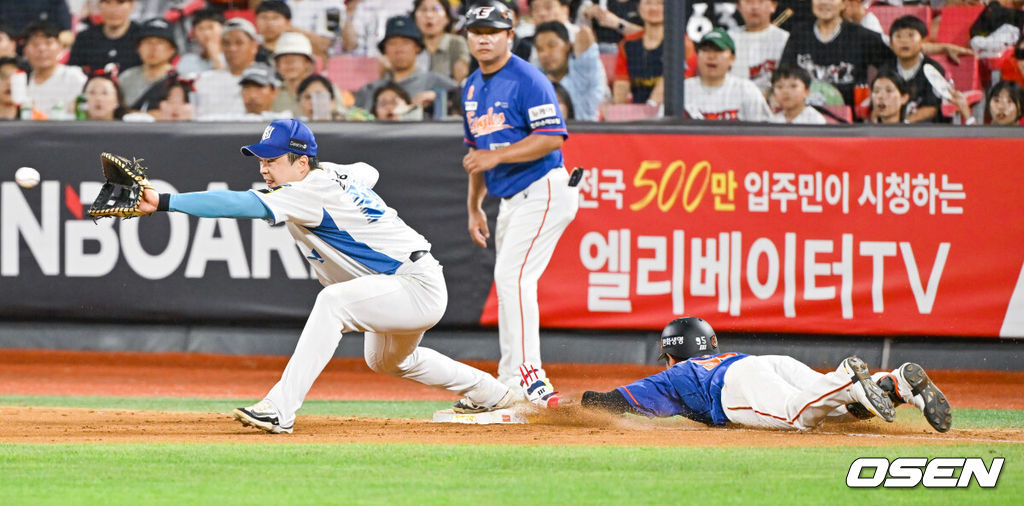 한화 황영묵이 1루로 헤드 퍼스트 슬라이딩을 하고 있다. 2024.08.01 / soul1014@osen.co.kr