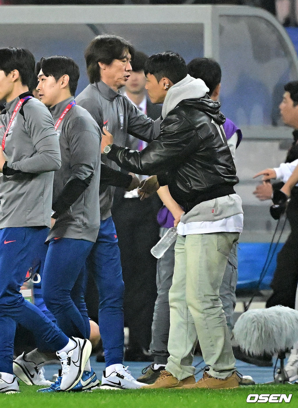 한국이 홈에서 시원한 승리를 거뒀다.<br /><br />홍명보 감독이 이끄는 한국 축구대표팀은 15일 오후 8시 용인미르스타디움에서 이라크와 2026 국제축구연맹(FIFA) 북중미월드컵 아시아지역 3차예선 B조 4차전을 치러 3-2로 이겼다.<br /><br />한국은 3승 1무, 승점 10을 기록하며 조 1위를 유지했다. 이라크는 2승 1무 1패, 승점 7로 2위. 3차 예선 1, 2위 팀은 북중미월드컵 본선 직행 티켓을 확보하는 가운데, 한국이 유리한 고지를 점했다.<br /><br />대한민국 홍명보 감독이 황희찬과 인사를 나누고 있다. 2024.10.15 / jpnews@osen.co.kr