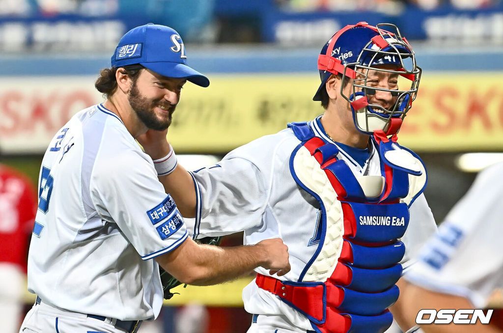 20일 대구삼성라이온즈파크에서 2024 신한 SOL 뱅크 KBO 리그 삼성 라이온즈와 SSG 랜더스의 경기가 열렸다. 3연패의 늪에서 벗어난 삼성은 코너를 내세워 위닝 시리즈에 도전하고 SSG는 2년 차 우완 송영진을 선발 투수로 내세웠다. 삼성 라이온즈 선발 투수 코너가 7회초 2사 1,3루 SSG 랜더스 오태곤을 유격수 앞 땅볼로 잡고 강민호와 하이파이브를 하고 있다. 2024.06.20 / foto0307@osen.co.kr