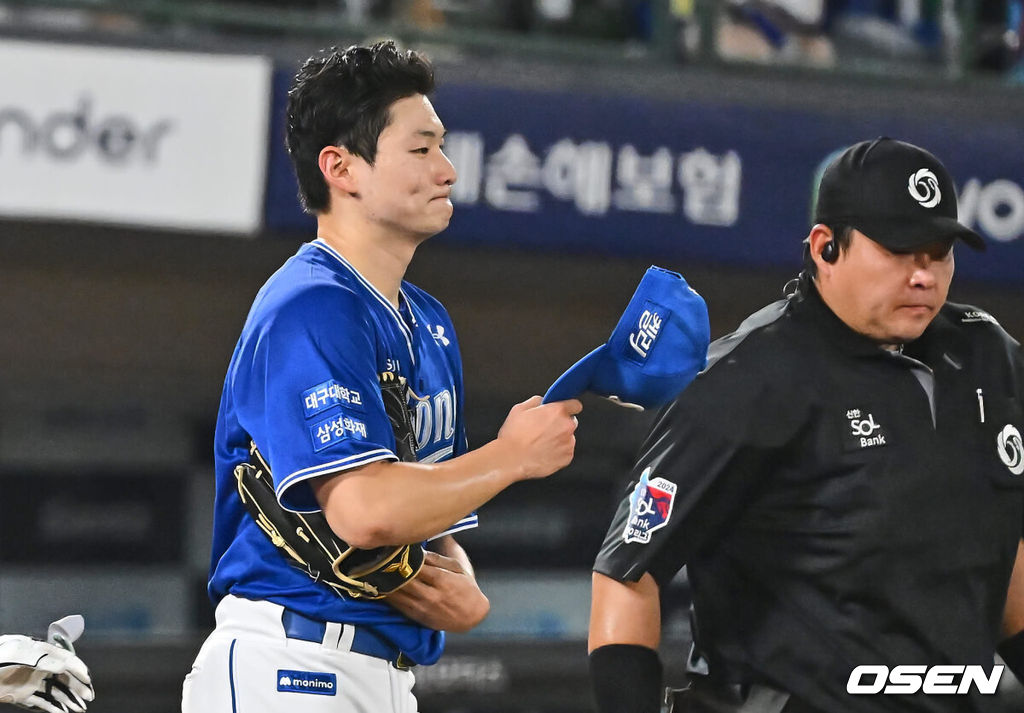 6일 부산 사직야구장에서 2024 신한 SOL 뱅크 KBO 리그 롯데 자이언츠와 삼성 라이온즈의 경기가 열렸다. 삼성 선발투수 육선엽이 2회말 롯데 윤동희에게 몸에 맞는 볼을 던지고 사과 후 아쉬운 표정을 짓고 있다. 2024.09.06 / foto0307@osen.co.kr