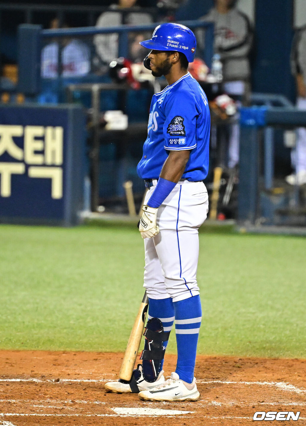 17일 서울 잠실야구장에서 ‘2024 신한 SOL뱅크 KBO 포스트시즌’ 플레이오프 3차전 LG 트윈스와 삼성 라이온즈의 경기가 열렸다.LG는 임찬규, 삼성은 황동재를 3차전 선발 투수로 내세웠다.4회초 1사 1루에서 삼성 디아즈가 홈런성 타구가 파울이 되자 아쉬워하고 있다. 2024.10.17 / jpnews@osen.co.kr