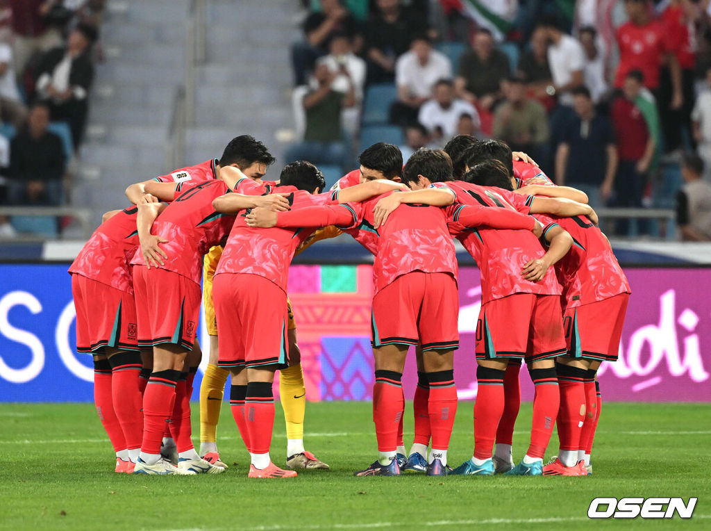 10일 오후(한국시간) 요르단 암만 국제경기장에서 2026 국제축구연맹(FIFA) 북중미월드컵 아시아 3차 예선 B조 3차전 한국과 요르단의 경기가 열렸다.다득점에서 앞선 요르단(1승1무, 4골)이 조 선두, 한국(1승1무, 3골)은 2위다. 한국이 조 선두를 탈환하려면 반드시 요르단을 잡아야 한다.후반전 경기에 앞서 한국 선수들이 파이팅을 외치고 있다. 2024.10.10 /spjj@osen.co.kr