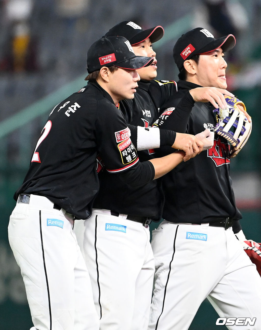 30일 오후 인천 SSG랜더스필드에서 ‘2021 신한은행 SOL KBO 리그’ SSG 랜더스와 KT 위즈의 정규리그 최종전이 열렸다. 이 날 경기에서 KT는 8-3 승리를 거뒀다. 이제 창단 첫 정규시즌 우승까지 마지막 1경기를 남겨두게 됐다.경기를 마치고 KT 심우준, 박경수, 오윤석이 포옹을 하고 있다. 21.10.30/rumi@osen.co.kr