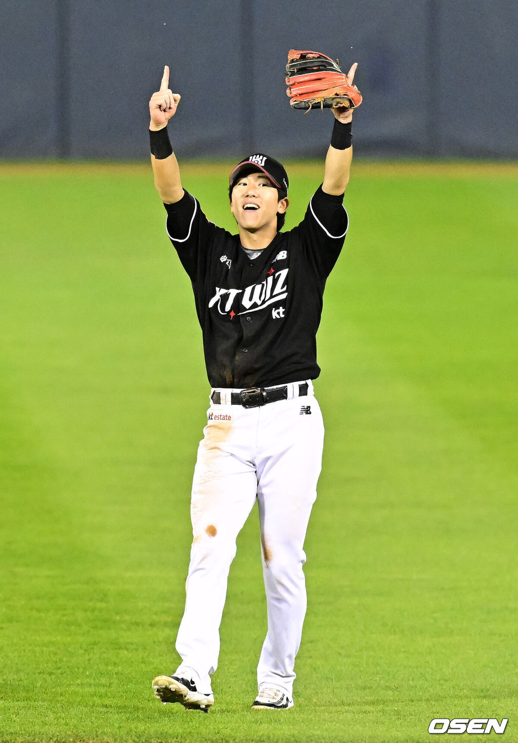 11일 서울 잠실야구장에서 ‘2024 신한 SOL뱅크 KBO 포스트시즌’ 준플레이오프 5차전 LG 트윈스와 KT 위즈의 경기가 열렸다.LG는 임찬규, KT는 엄상백을 선발 투수로 내세웠다.6회말 1사에서 KT 오윤석이 LG 김현수의 2루 땅볼 타구를 다이빙 캐치하며 기뻐하고 있다. 2024.10.11 / jpnews@osen.co.kr