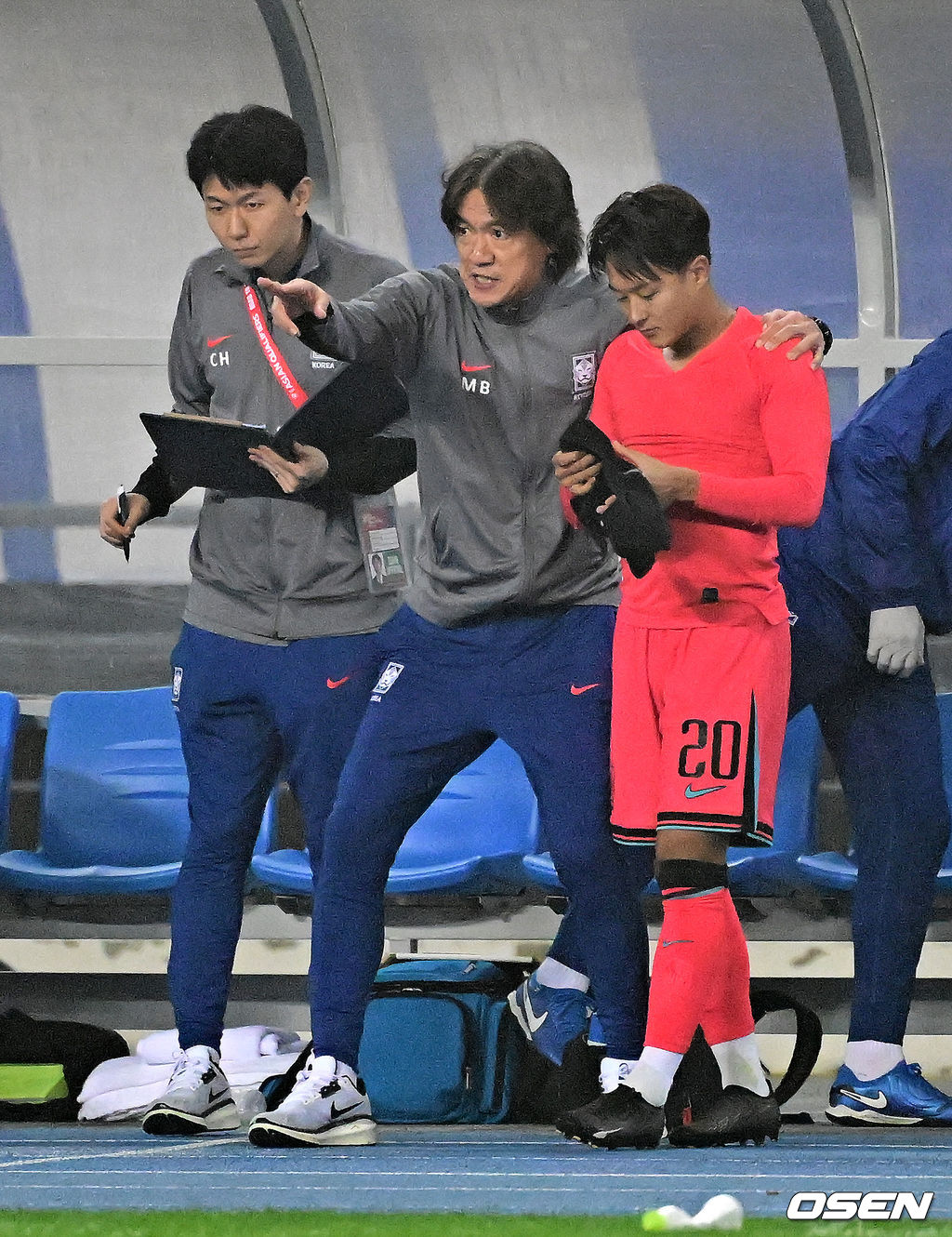 한국이 홈에서 시원한 승리를 거뒀다.<br /><br />홍명보 감독이 이끄는 한국 축구대표팀은 15일 오후 8시 용인미르스타디움에서 이라크와 2026 국제축구연맹(FIFA) 북중미월드컵 아시아지역 3차예선 B조 4차전을 치러 3-2로 이겼다.<br /><br />한국은 3승 1무, 승점 10을 기록하며 조 1위를 유지했다. 이라크는 2승 1무 1패, 승점 7로 2위. 3차 예선 1, 2위 팀은 북중미월드컵 본선 직행 티켓을 확보하는 가운데, 한국이 유리한 고지를 점했다.<br /><br />후반 대한민국 홍명보 감독이 이승우를 교체 투입하고 있다. 2024.10.15 / jpnews@osen.co.kr