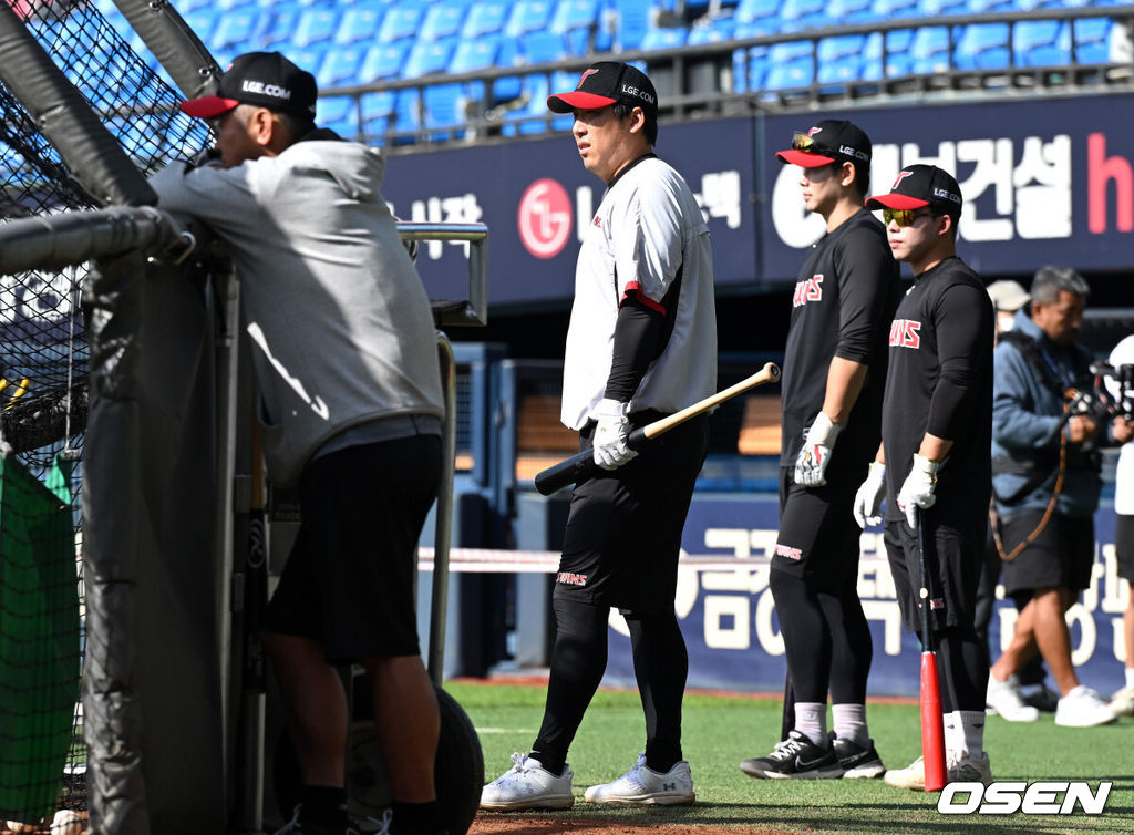 19일 서울 잠실야구장에서 ‘2024 신한 SOL뱅크 KBO 포스트시즌’ 플레이오프 4차전 LG 트윈스와 삼성 라이온즈의 경기가 열렸다.LG는 엔스, 삼성은 레예스를 4차전 선발 투수로 내세웠다.경기에 앞서 LG 김현수가 훈련을 바라보고 있다. 2024.10.19 / sunday@osen.co.kr