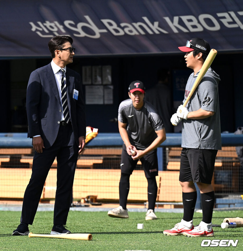 19일 서울 잠실야구장에서 ‘2024 신한 SOL뱅크 KBO 포스트시즌’ 플레이오프 4차전 LG 트윈스와 삼성 라이온즈의 경기가 열렸다.LG는 엔스, 삼성은 레예스를 4차전 선발 투수로 내세웠다.경기에 앞서 박용택 해설위원이 문보경과 이야기를 나누고 있다. 2024.10.19 / sunday@osen.co.kr