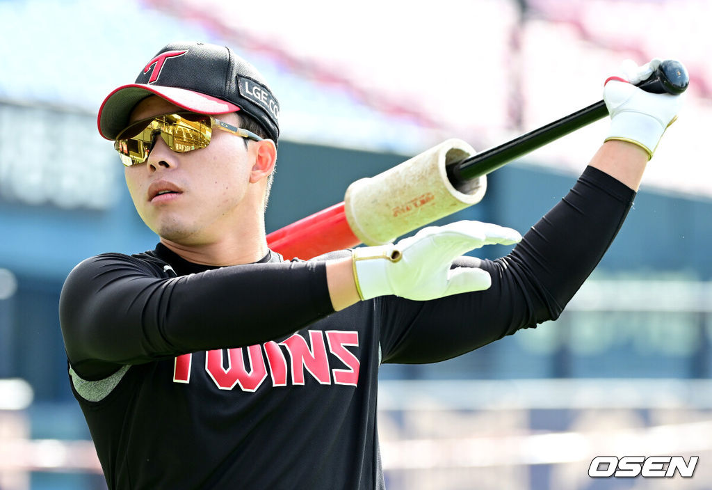 19일 서울 잠실야구장에서 ‘2024 신한 SOL뱅크 KBO 포스트시즌’ 플레이오프 4차전 LG 트윈스와 삼성 라이온즈의 경기가 열린다.LG는 디트릭 엔스, 삼성은 데니 레예스를 4차전 선발 투수로 내세웠다.LG 문성주가 타격 훈련을 펼치고 있다. 2024.10.19 / 