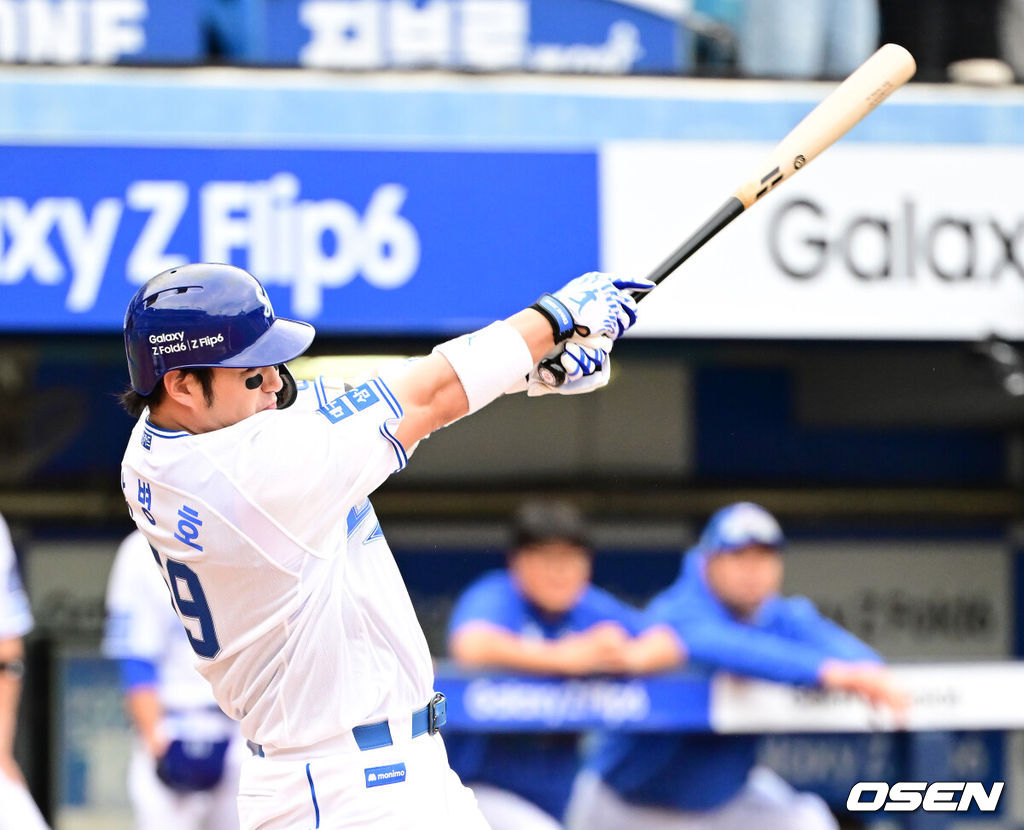 13일 오후 대구 삼성라이온즈파크에서 2024 신한 SOL뱅크 KBO 포스트시즌 플레이오프 1차전 삼성 라이온즈와 LG 트윈스의 경기가 열렸다. 이날 삼성은 례예스를, LG는 최원태를 선발 투수로 내세웠다.7회말 무사 1루 삼성 박병호가 안타를 날리고 있다. 2024.10.13 / ksl0919@osen.co.kr