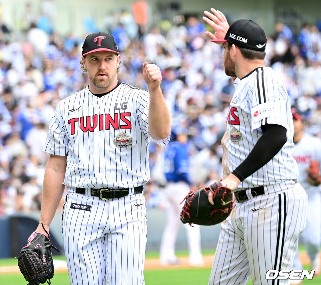 19일 서울 잠실야구장에서 ‘2024 신한 SOL뱅크 KBO 포스트시즌’ 플레이오프 4차전 LG 트윈스와 삼성 라이온즈의 경기가 열렸다.LG는 디트릭 엔스, 삼성은 데니 레예스를 4차전 선발 투수로 내세웠다.5회초 2사 2루 상황 삼성 이재현을 삼진으로 이끌며 실점없이 이닝을 마친 LG 선발 디트릭 엔스가 더그아웃으로 향하며 1루수 오스틴과 인사를 나누고 있다. 2024.10.19 / 