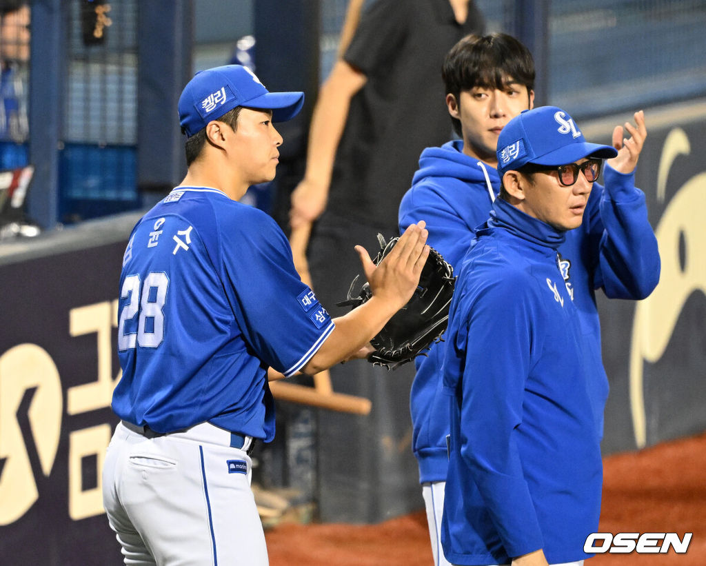 17일 서울 잠실야구장에서 ‘2024 신한 SOL뱅크 KBO 포스트시즌’ 플레이오프 3차전 LG 트윈스와 삼성 라이온즈의 경기가 열렸다.LG는 임찬규, 삼성은 황동재를 3차전 선발 투수로 내세웠다.5회말 1사 1,2루에서 삼성 김윤수가 LG 오스틴을 외야플라이로 처리하고 박수치고 있다. 2024.10.17 / sunday@osen.co.kr