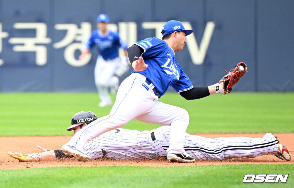 19일 서울 잠실야구장에서 ‘2024 신한 SOL뱅크 KBO 포스트시즌’ 플레이오프 4차전 LG 트윈스와 삼성 라이온즈의 경기가 열렸다.LG는 엔스, 삼성은 레예스를 4차전 선발 투수로 내세웠다.1회말 무사 1루에서 LG 홍창기가 도루에 실패하고 있다. 2024.10.19 / sunday@osen.co.kr