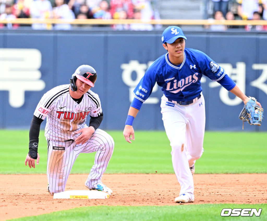 19일 서울 잠실야구장에서 ‘2024 신한 SOL뱅크 KBO 포스트시즌’ 플레이오프 4차전 LG 트윈스와 삼성 라이온즈의 경기가 열렸다.LG는 엔스, 삼성은 레예스를 4차전 선발 투수로 내세웠다.2회말 1사 1루에서 LG 오지환이 도루를 실패하고 아쉬워하고 있다. 2024.10.19 / sunday@osen.co.kr