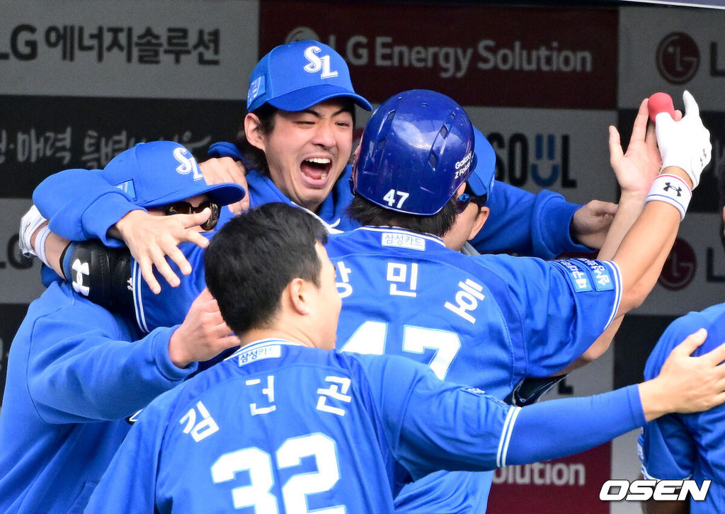 19일 서울 잠실야구장에서 ‘2024 신한 SOL뱅크 KBO 포스트시즌’ 플레이오프 4차전 LG 트윈스와 삼성 라이온즈의 경기가 열렸다.LG는 디트릭 엔스, 삼성은 데니 레예스를 4차전 선발 투수로 내세웠다.8회초 무사 선두타자로 나선 삼성 강민호가 선제 좌중간 솔로포를 날리고 홈을 밟은 뒤 박진만 감독-정대현 코치-구자욱과 기뻐하고 있다. 2024.10.19 / dreamer@osen.co.kr