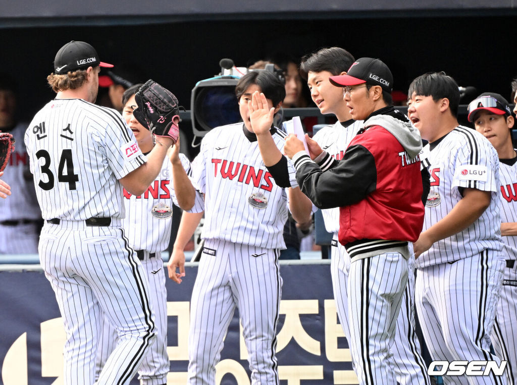 19일 서울 잠실야구장에서 ‘2024 신한 SOL뱅크 KBO 포스트시즌’ 플레이오프 4차전 LG 트윈스와 삼성 라이온즈의 경기가 열렸다.LG는 엔스, 삼성은 레예스를 4차전 선발 투수로 내세웠다.6회초 2사에서 삼성 디아즈를 삼진으로 처리한 LG 엔스가 더그아웃으로 가며 하이파이브를 하고 있다. 2024.10.19 / sunday@osen.co.kr