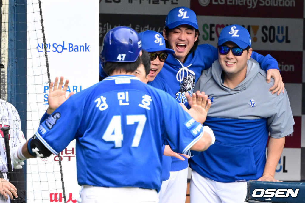 19일 서울 잠실야구장에서 ‘2024 신한 SOL뱅크 KBO 포스트시즌’ 플레이오프 4차전 LG 트윈스와 삼성 라이온즈의 경기가 열렸다.LG는 디트릭 엔스, 삼성은 데니 레예스를 4차전 선발 투수로 내세웠다.8회초 무사 선두타자로 나선 삼성 강민호가 선제 좌중간 솔로포를 날리고 홈을 밟은 뒤 박진만 감독-정대현 코치-구자욱과 기뻐하고 있다. 2024.10.19 / dreamer@osen.co.kr