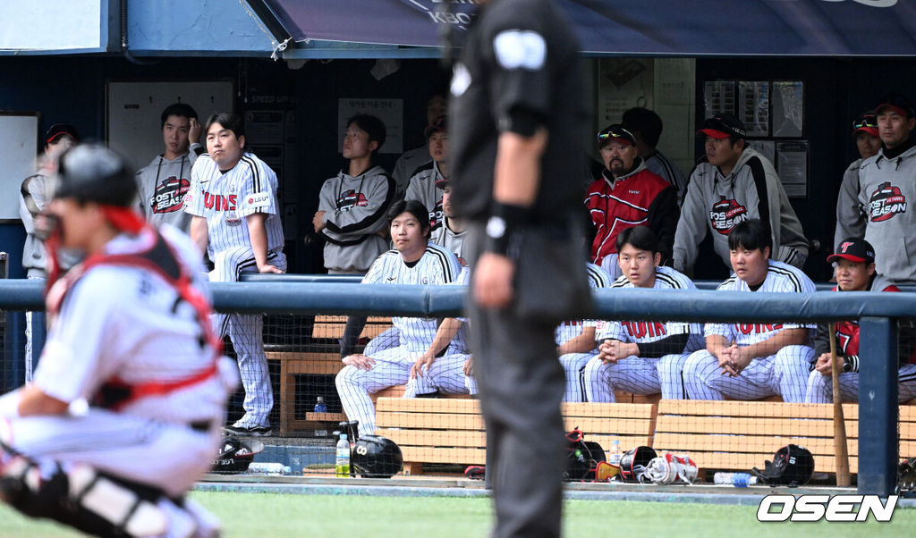 19일 서울 잠실야구장에서 ‘2024 신한 SOL뱅크 KBO 포스트시즌’ 플레이오프 4차전 LG 트윈스와 삼성 라이온즈의 경기가 열렸다.LG는 엔스, 삼성은 레예스를 4차전 선발 투수로 내세웠다.9회초 LG 선수들이 경기를 바라보고 있다. 2024.10.19 / sunday@osen.co.kr