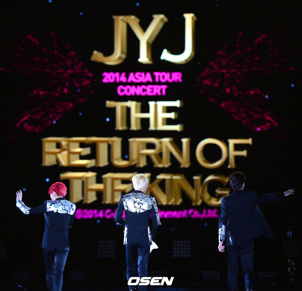 9일 오후 서울 잠실주경기장에서 '2014 JYJ 아시아 투어 더 리턴 오브 더 킹(THE RETURN OF THE KING)' 콘서트가 열렸다.JYJ(재중, 유천, 준수)가 멋진 무대를 선보이고 있다.JYJ는 콘서트 시작과 함께 ‘크리에이션(Creation)’, ‘비 더 원(Be the One)’, ‘바보 보이(BaBo Boy)’ 세 곡을 열창했다. 불꽃과 폭죽이 공연을 더욱 화려하게 했고, 팬들은 붉은 빛 야광봉과 떼창으로 화답했다.한편 JYJ는 지난달 새 앨범 ‘저스트 어스(JUST US)’를 발매했다. JYJ는 이번 콘서트를 시작으로 본격적인 8개 도시 아시아 투어에 나선다./ jpnews@osen.co.kr