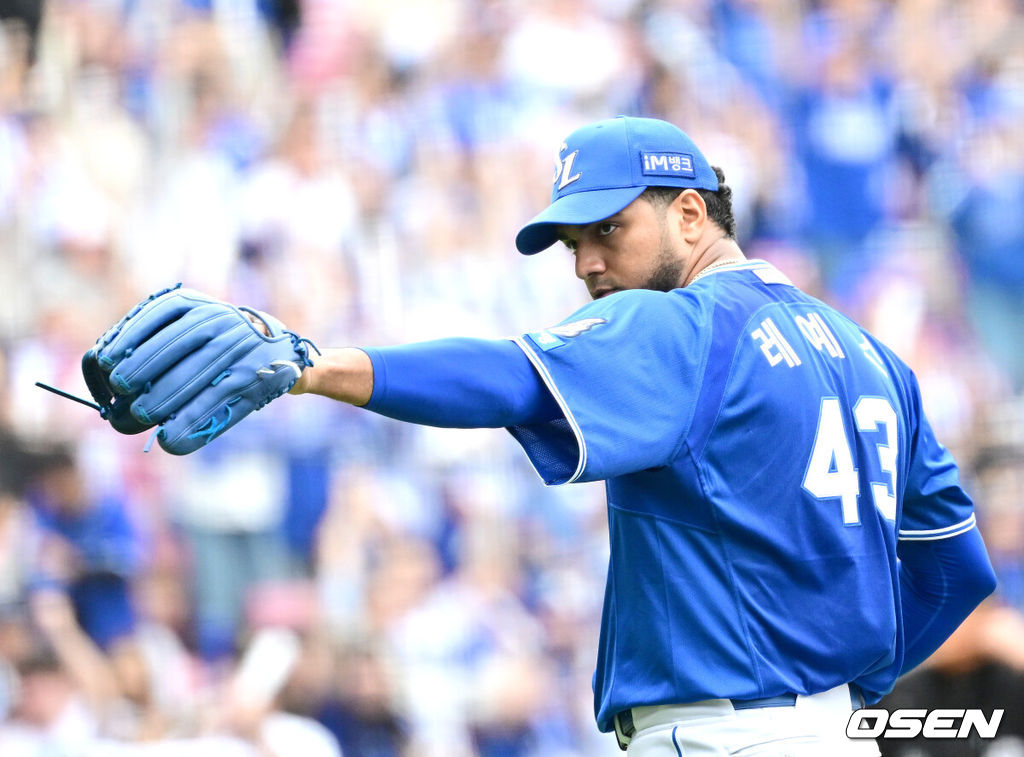 19일 서울 잠실야구장에서 ‘2024 신한 SOL뱅크 KBO 포스트시즌’ 플레이오프 4차전 LG 트윈스와 삼성 라이온즈의 경기가 열렸다.LG는 디트릭 엔스, 삼성은 데니 레예스를 4차전 선발 투수로 내세웠다.1회말 1사 1루 상황 LG 오스틴을 병살타로 이끈 삼성 선발 레예스가 더그아웃으로 향하며 기뻐하고 있다. 2024.10.19 / dreamer@osen.co.kr