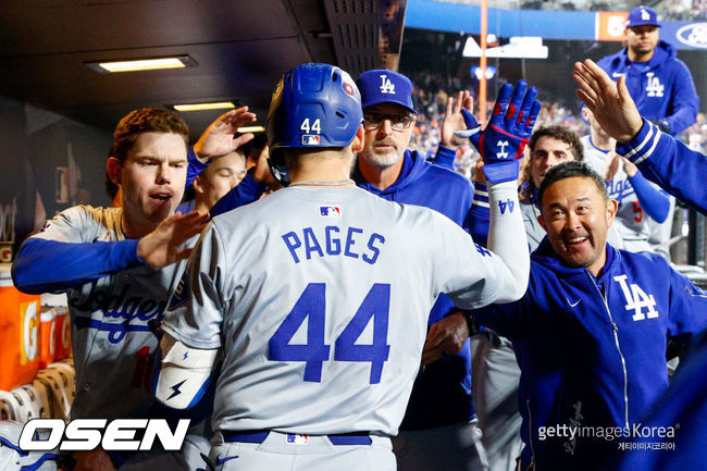 [사진] LA 다저스 앤디 파헤스가 5회 홈런을 치고 난 뒤 동료들의 환영을 받고 있다. ⓒGettyimages(무단전재 및 재배포 금지)