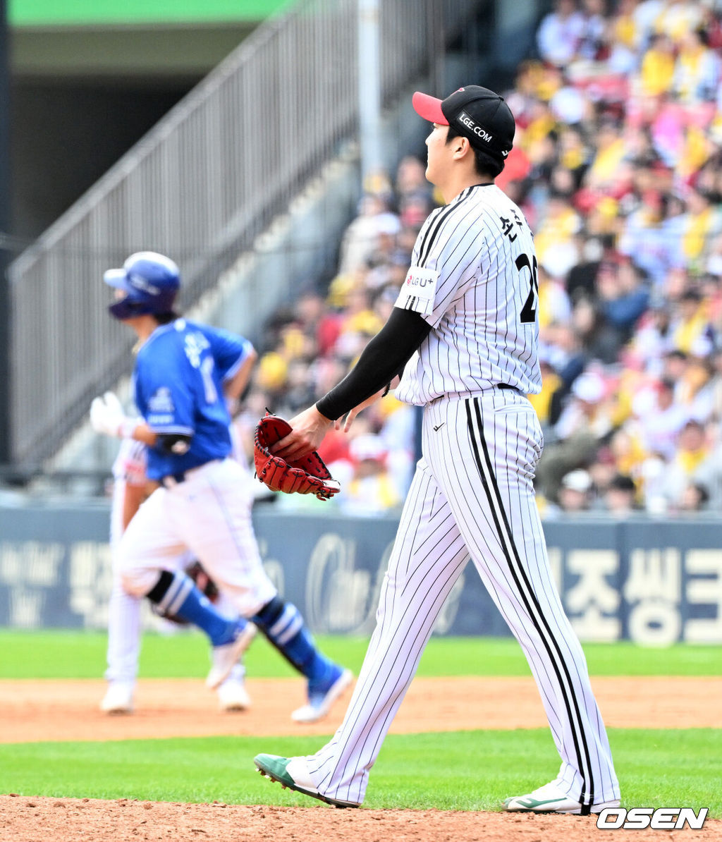 19일 서울 잠실야구장에서 ‘2024 신한 SOL뱅크 KBO 포스트시즌’ 플레이오프 4차전 LG 트윈스와 삼성 라이온즈의 경기가 열렸다.LG는 엔스, 삼성은 레예스를 4차전 선발 투수로 내세웠다.8회초 무사에서 LG 손주영이 삼성 강민호에게 좌중월 솔로 홈런을 허용하고 아쉬워하고 있다. 2024.10.19 / sunday@osen.co.kr